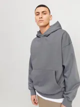 Hoodie gris de manga larga con capucha, corte holgado y bolsillo tipo canguro.