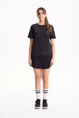 Short de corte suelto en tela soft modal liviana, de tiro medio-alto, con cintura elástica y cordón ajustable.