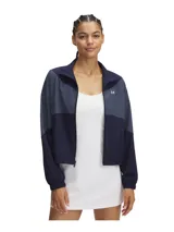 Campera deportiva de corte ligero con diseño de bloques de color en tonos azul marino y gris. Presenta cierre frontal completo, cuello alto, bolsillos laterales y puños con elástico. Incluye el logo de la marca en el pecho.