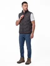 Chaleco matelaseado Caterpillar de color negro, con cuello alto, cierre frontal y bolsillos laterales. Presenta parche engomado con el logo de la marca en el pecho.