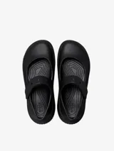 Zuecos Crocs negros con plataforma y tira ajustable con el logo de la marca.