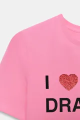 Camiseta rosa de cuello redondo y manga corta con estampado frontal de la frase "I ❤️ BEING DRAMATIC" con strass. Corte slim fit.