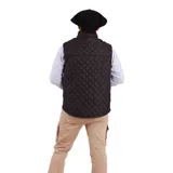 Chaleco negro capitoneado con cuello alto y cierre frontal con botones a presión.