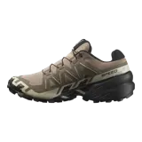Championes Salomon Speedcross 6 de color negro, diseñados específicamente para trail running. Presentan una estructura robusta y técnica, capellada sintética y textil con refuerzos termosellados, sistema de cordones de ajuste rápido Quicklace y suela con tacos profundos para máxima tracción en terrenos difíciles.