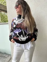 Sweater de punto con cuello alto, estampado con flores en tonos marrón, lila, blanco y negro.