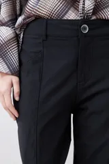 Pantalón recto color verde oliva con bolsillos laterales y tajos en el ruedo.