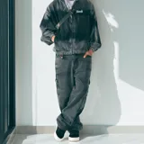 Pantalón tipo cargo de corte ultra baggy, confeccionado en denim de algodón con efecto lavado desgastado. Presenta bolsillos laterales tipo cargo y diseño de pierna ancha.