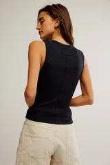 Musculosa blanca de algodón elastizado, de corte entallado, con escote en V y diseño de canalé.