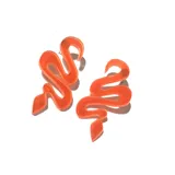 Par de aros colgantes con forma de serpiente.