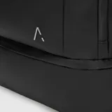 Mochila deportiva negra de diseño minimalista, con múltiples compartimentos, incluyendo espacio térmico para raquetas, bolsillo inferior ventilado para calzado y compartimento interno para laptop.