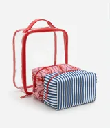 Set de tres neceseres: uno grande transparente con ribetes rojos y dos rectangulares internos. Uno rectangular tiene estampado de rayas verticales azules y blancas, y el otro tiene estampado de langostas rojas sobre fondo rosado.