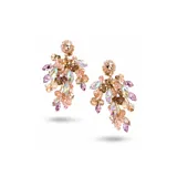 Aros colgantes de diseño exclusivo Fahoma, modelo Rama, compuestos por múltiples cristales en tonos rosa, champagne y tornasol con estructura ramificada. Cuentan con ajuste de perno de acero.