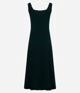 Vestido midi de corte evasé, color verde oscuro, con escote cuadrado, breteles anchos y recortes verticales que definen la silueta.