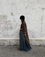 Pantalón de jean celeste de corte ancho con cintura alta y ruedo desflecado.