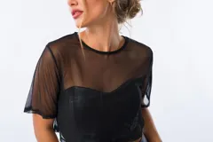 Remera negra de viscosa con mangas cortas y cuello redondo.