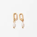 Aros colgantes dorados con forma de eslabón alargado y dije de perla colgando.