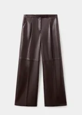 Pantalón de cuero sintético color marrón, de corte recto y tiro medio con pinzas en la cintura.