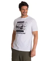 Remera Caterpillar blanca de manga corta y cuello redondo, con estampa fotográfica y gráfica en el pecho con texto institucional y de la marca.