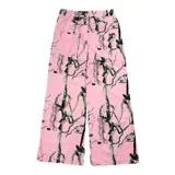 Pantalon de corte recto y tiro alto con estampado de camuflaje en tonos rosados y negros, con detalles gráficos de corazones y estrellas.