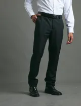 Traje de corte slim fit compuesto por saco de dos botones con silueta definida y solapas clásicas.