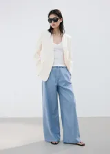 Pantalón wide leg de tiro medio confeccionado en denim suave de color celeste, con diseño de pernera ancha y fluida.