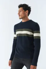 Sweater tejido negro con cuello redondo, puños y franjas horizontales en color bordó y gris en el pecho.