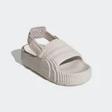 Sandalias Adidas Adilette 22 XLG color beige, con diseño texturizado y correa ajustable en el talón.