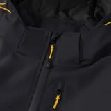 Chaqueta negra con capucha extraíble y ajustable, confeccionada con tecnología Storm Blocker+ para protección contra agua y viento. Cuenta con cierre frontal completo, bolsillos laterales y en el pecho con cremalleras impermeables, y logo de la marca en contraste amarillo.