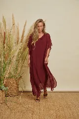 Vestido largo tipo túnica de seda, color bordó, con escote en V y mangas cortas amplias. Diseño holgado y fluido, completamente forrado.