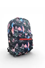 Mochila Ecko de diseño estampado con paisaje montañoso en tonos blanco, gris y lila, con bolsillo frontal con cierre rojo.