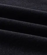 Pantalón de jean wide leg color negro con lavado marmolado, tiro alto, diseño de pierna amplia y bolsillos estilo five pockets.