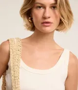 Blusa musculosa de ribana color blanco, con escote en U.