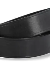 Cinturón de cuero liso color negro con hebilla metálica ovalada y pasador de cuero.