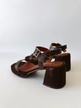 Sandalias de cuero color chocolate, con plataforma y hebilla.