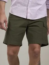 Bermuda cargo verde militar de calce casual confeccionada en ripstop con spandex.