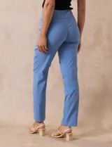 Pantalón celeste en gabardina elastizada marca Zac & Rachel. Pretina ancha con faja interna modeladora. Largo de pierna con costura frontal pespunteada. Trasera con bolsillos ojal simulados.
