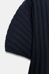 Top de punto rib color azul marino, con cuello redondo y manga corta abullonada.