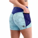 Short deportivo ajustado para mujer, color negro con estampado abstracto en tonos rojos y rosados. Posee cintura ancha negra lisa y paneles laterales negros.