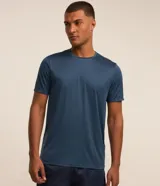 Remera deportiva de manga corta y cuello redondo, color azul, confeccionada en tejido de poliéster con tecnología Dry para mayor transpirabilidad.