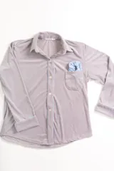 Pijama de dos piezas color rosa pálido, confeccionado en terciopelo. La camisa es de manga larga con botones frontales y bolsillo en el pecho. El pantalón es de corte recto con cintura elástica.