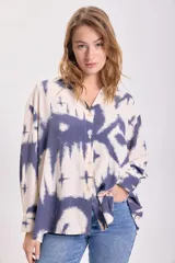 Camisa de manga larga con botones y cuello clásico, con estampado tie-dye en tonos azul y blanco.