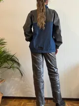 Pantalón de cuero sintético color gris grafito, de corte recto y tiro alto.