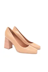 Zapato de tacón alto y ancho con acabado texturizado, punta cuadrada suavizada y diseño estructurado.