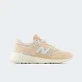 Championes New Balance 997 color beige con detalles en blanco.