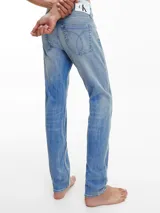 Pantalón de jean celeste de corte slim fit, tiro bajo, con bragueta con cremallera y diseño de cinco bolsillos.