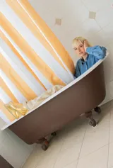 Pantuflas tipo botitas de cuero color marrón con interior de corderito.