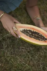 Anillo ancho de diseño orgánico y calado, con apariencia de red o magma solidificado.