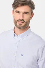 Camisa de vestir celeste con finas rayas verticales blancas, de corte clásico, manga larga y cuello abotonado.