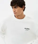 Remera de manga larga color blanco, confeccionada en tejido texturizado con elastano. Presenta un diseño minimalista con estampa lettering en el pecho y en la espalda.