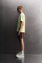 Camiseta de algodón con cuello redondo y manga corta, de corte regular. Presenta un estampado frontal con el texto 'Athleticz Running Club' en tono sobre tono y un acabado con efecto lavado.
